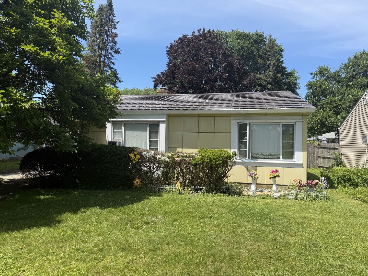 Property Photo:  836 E Division Street  IL 60148 