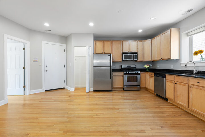 Property Photo: 6819 N Lakewood Avenue 3E IL 60626