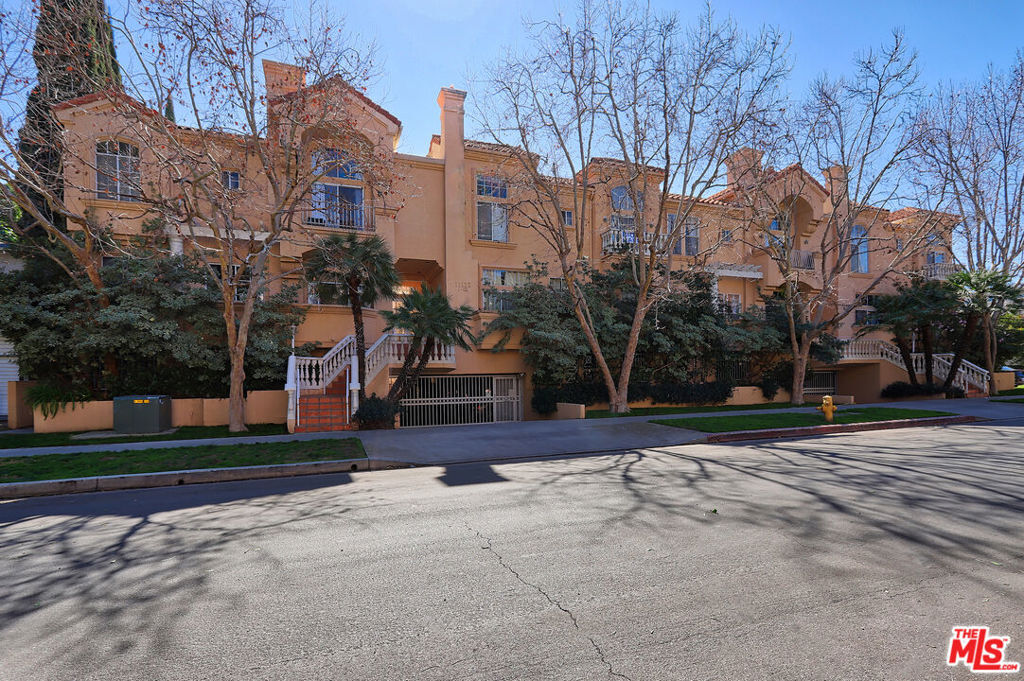 Property Photo:  11112 La Maida Street 14  CA 91601 
