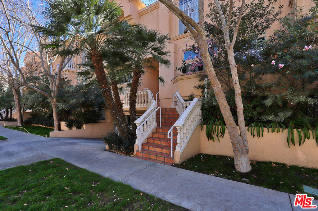 Property Photo: 11112 La Maida Street 14 CA 91601