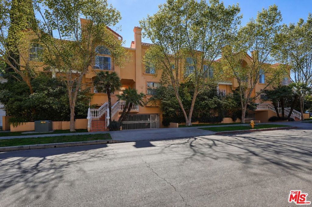 Property Photo: 11112 La Maida Street 14 CA 91601