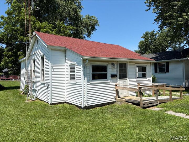 Property Photo:  117 S Grant Street  IL 62056 