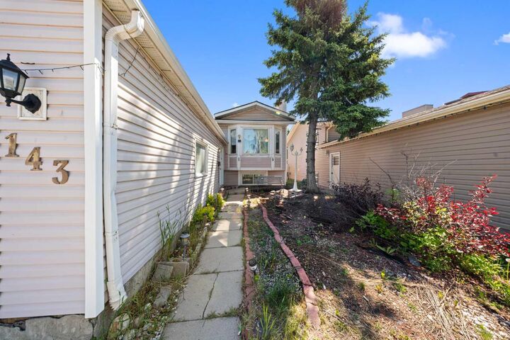 Property Photo:  143 Castlebrook Rise NE  AB T3J 1Y3 