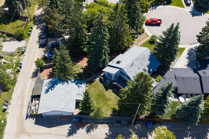 Property Photo: 310 Huntham Place NE AB T2K 4G7