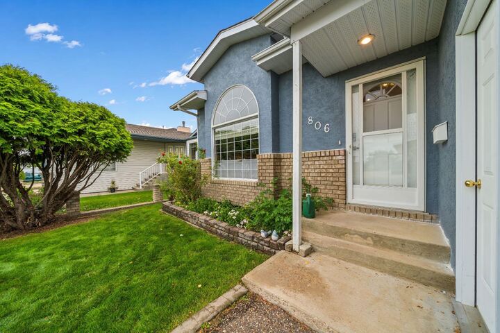 Property Photo:  806 7 Street SE  AB T0J 2P0 