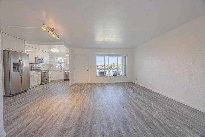 Property Photo: 808 SE 7th Street 305 FL 33441