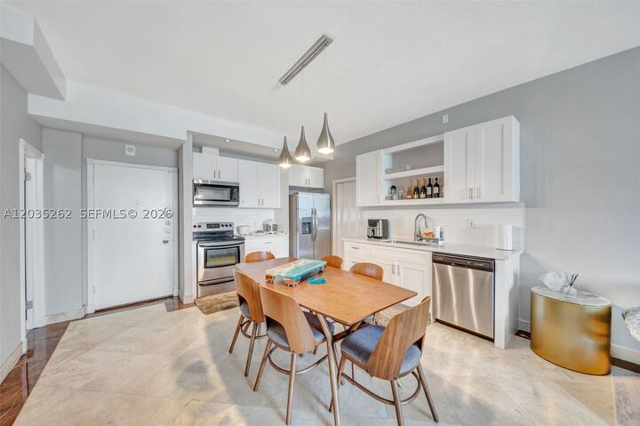 Property Photo:  5005 Collins Ave Ph02  FL 33140 