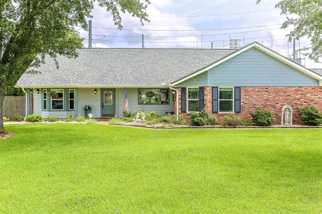 Property Photo:  515 S Lake Court Drive S  LA 70605 