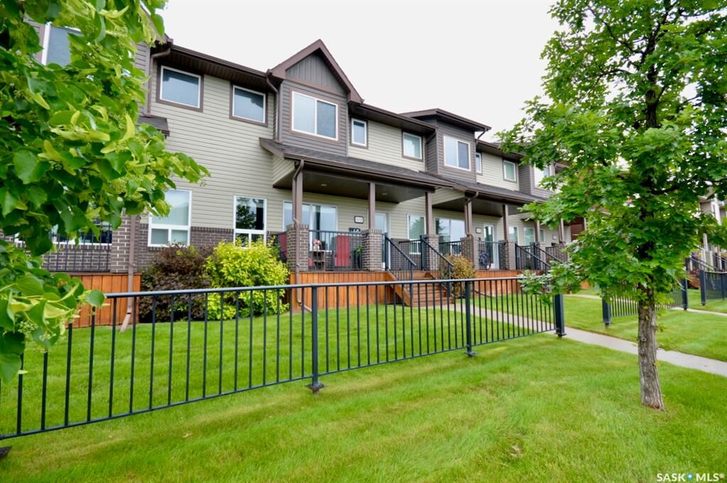 Property Photo:  1018 Willowgrove Crescent  SK S7W 0H7 