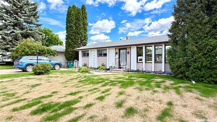 Property Photo:  10 Stewart Avenue  SK S7L 3S6 