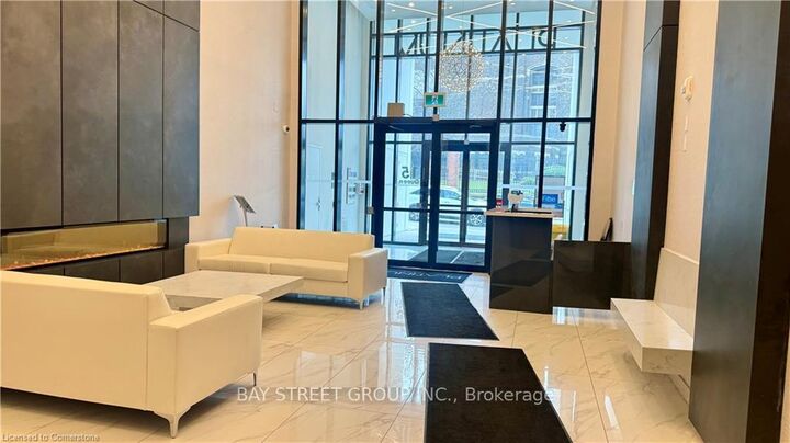 Property Photo:  15 Queen Street S 1909  ON L8P 0C6 