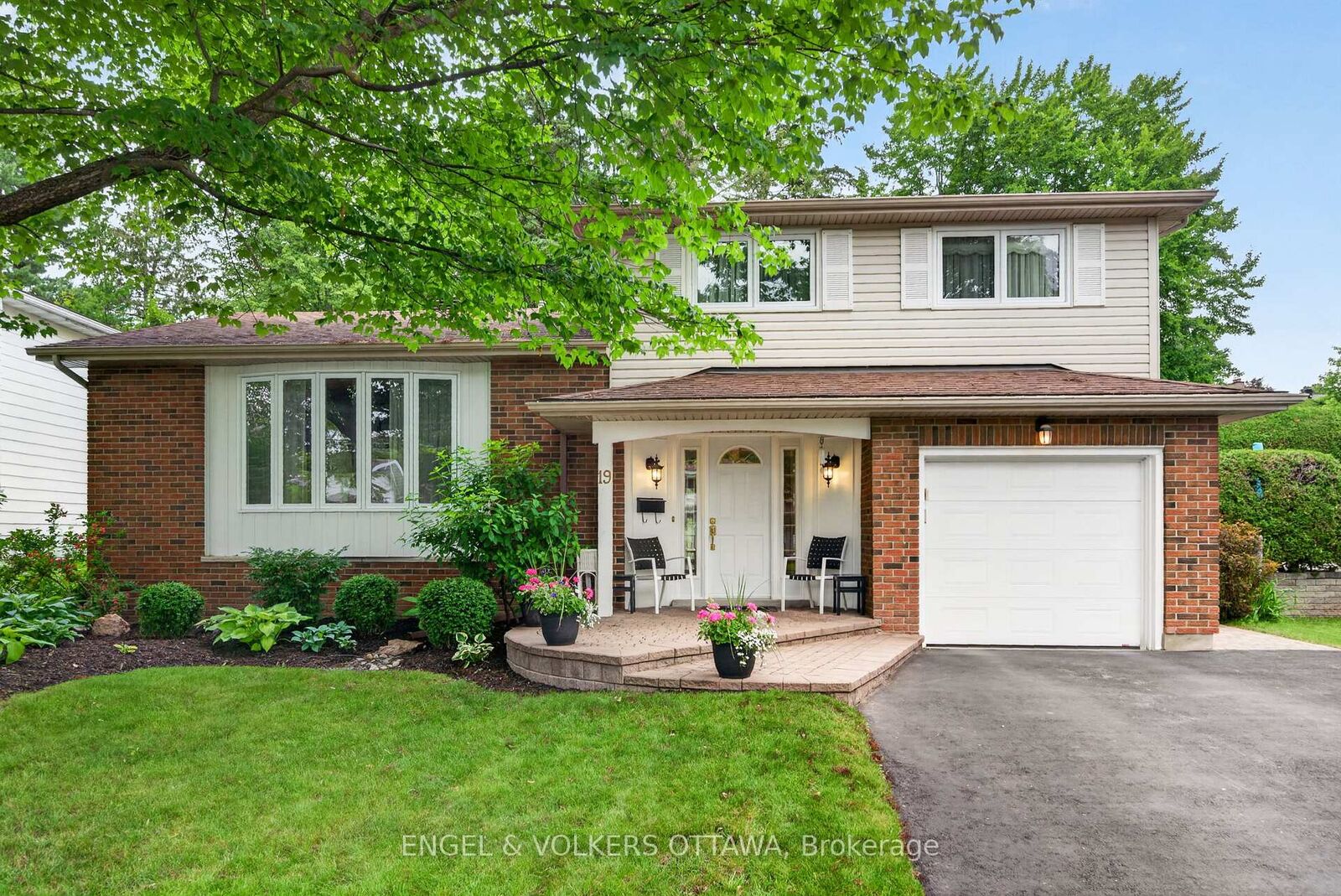 Property Photo:  19 Woodhill Crescent  ON K1B 3B7 