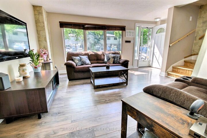 Property Photo:  541 Parkview Crescent  ON N3H 4Z9 