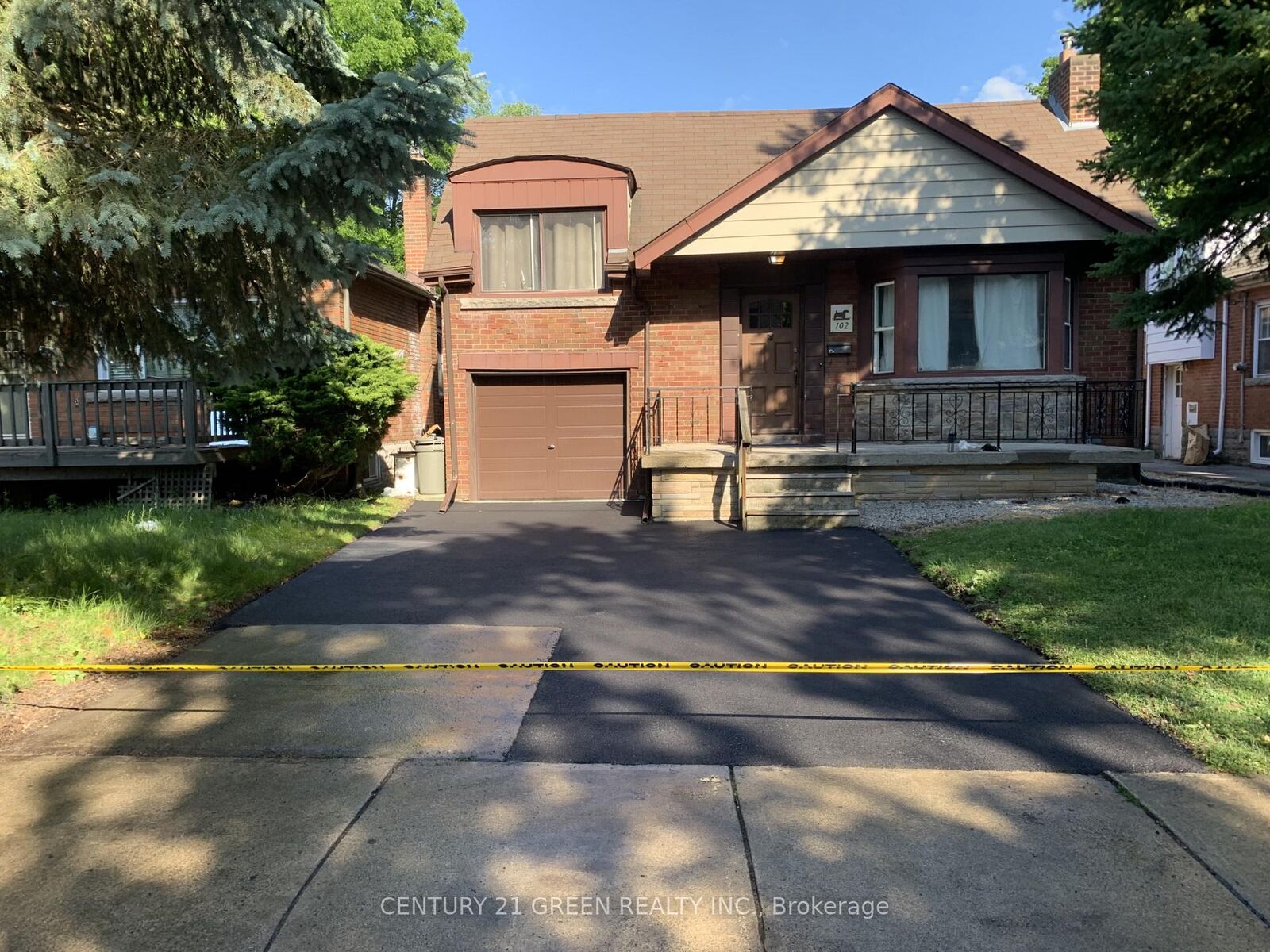 Property Photo: 102 Dalewood Avenue ON L8S 1Z2