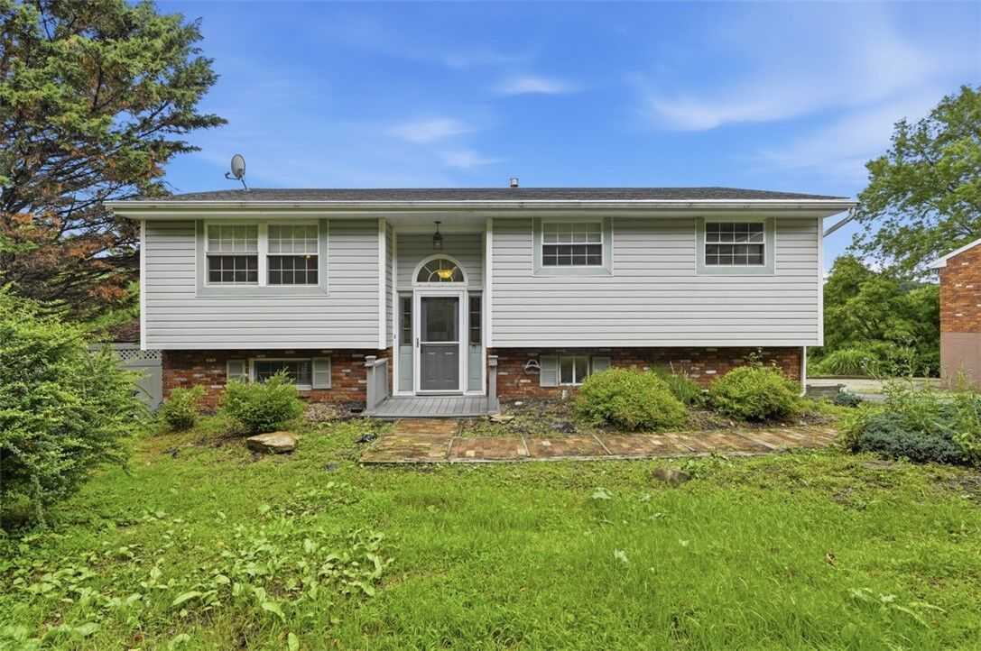 Property Photo:  521 Friendship Drive  PA 15135 