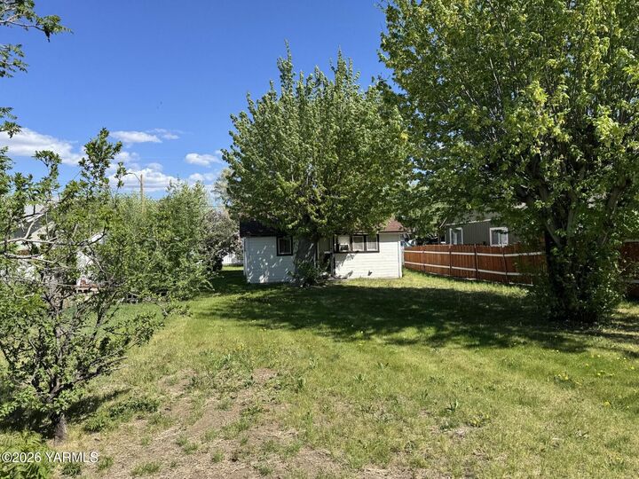 Property Photo: 708 N 24th Ave WA 98902
