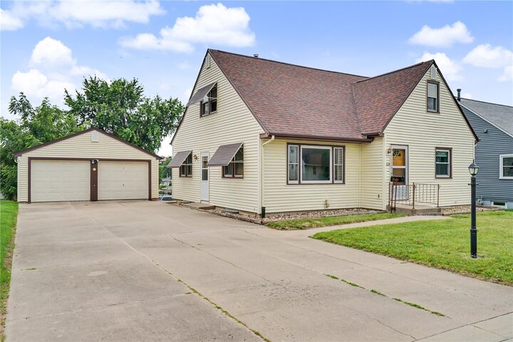 Property Photo:  23 24th Avenue SW  IA 52404 