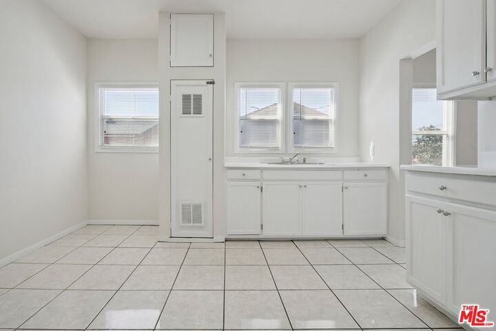 Property Photo:  1464 3/4 W 35th Pl  CA 90018 