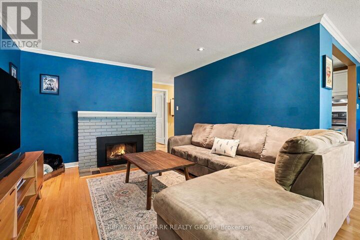 Property Photo:  33 Newbury Avenue  ON K2E 6K7 