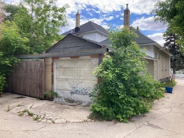 Property Photo: 481 Mountain Avenue MB R2W 1K6