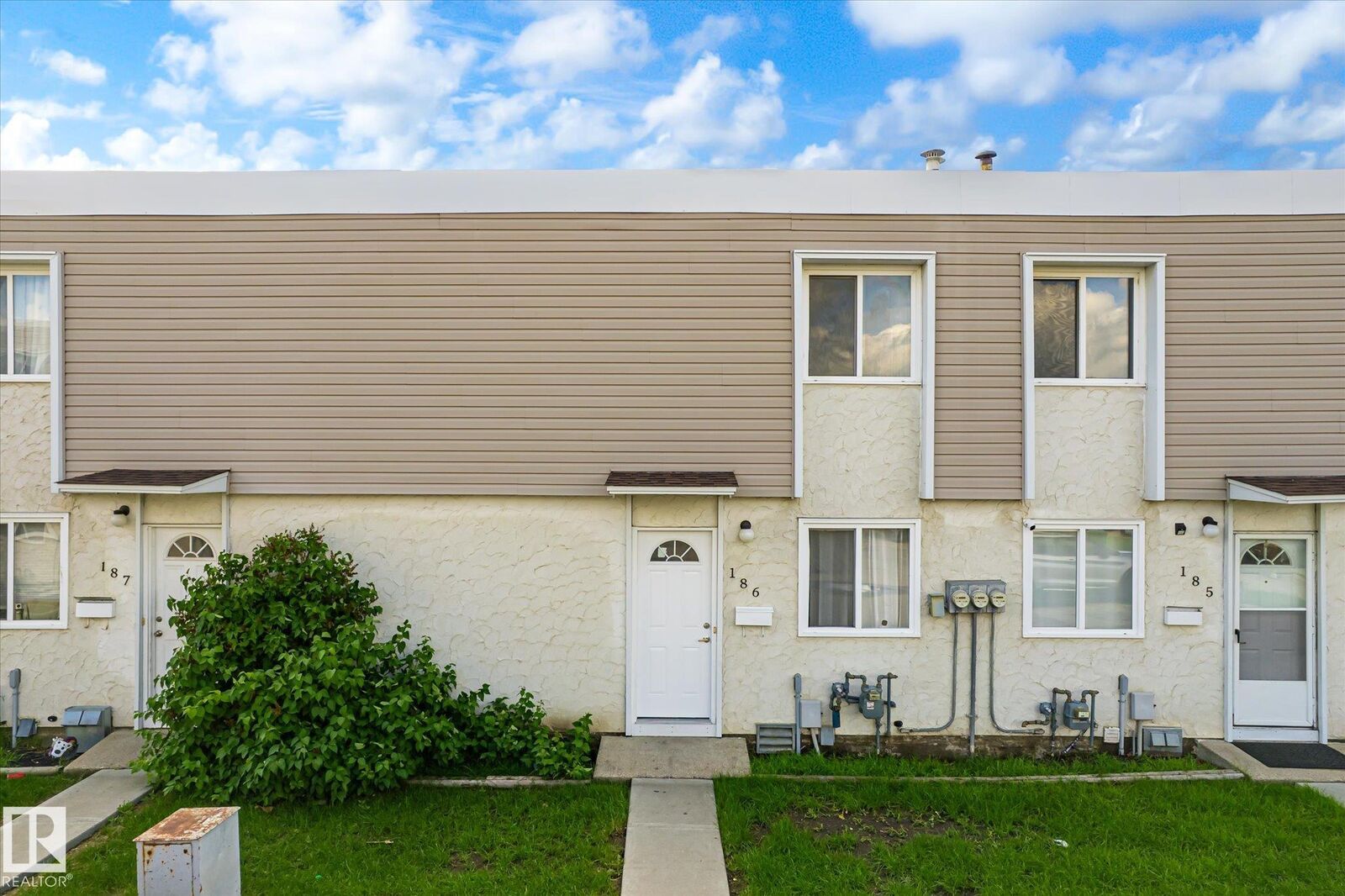 Property Photo:  186 Cornell Crest NW  AB T5C 3C3 