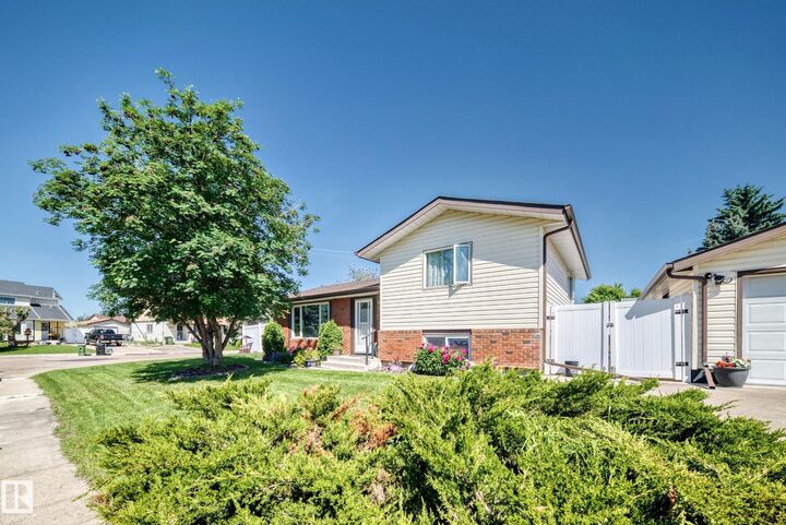 Property Photo:  11708 138 Avenue NW  AB T5X 3P4 