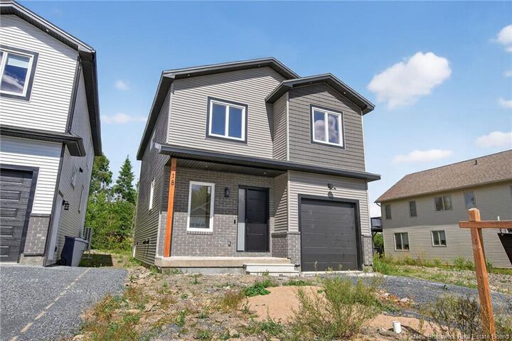 18 Weavers Way — photo 1