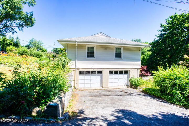 Property Photo:  1 Pilgrim Drive  CT 06831 