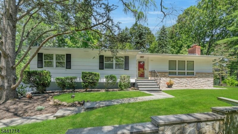Property Photo:  350 Greenbrier Ct  NJ 07092 