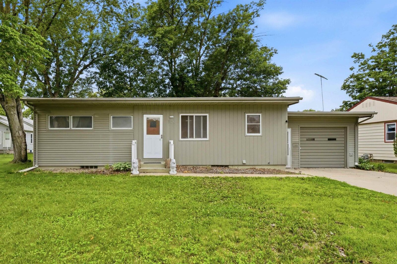 Property Photo:  720 SE 4th Street  IA 50677 