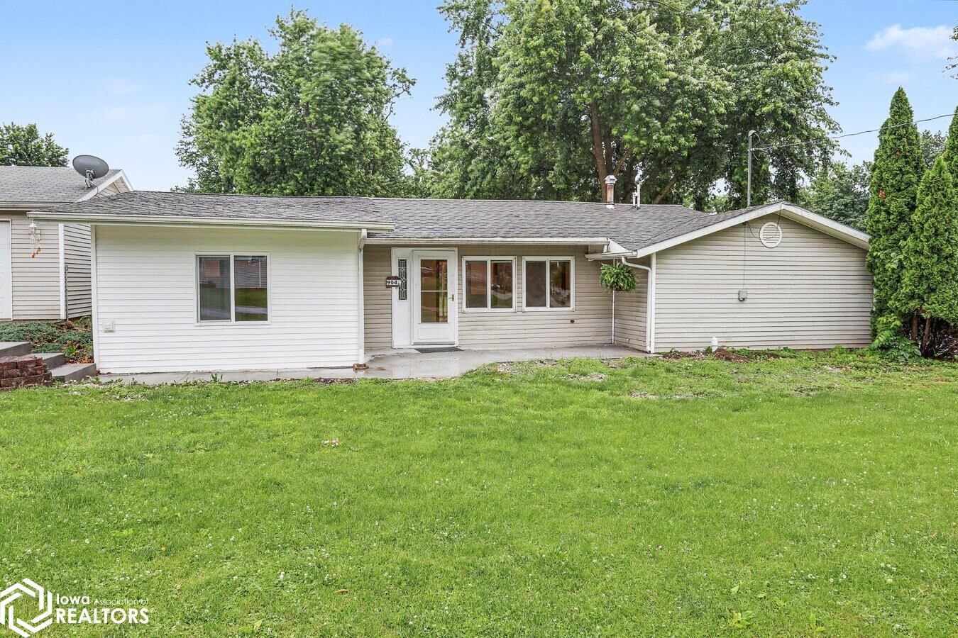 Property Photo:  904 6th Avenue E  IA 52531 