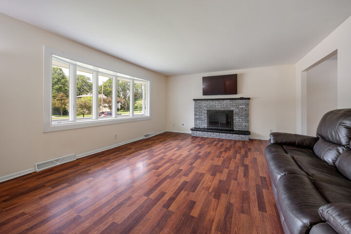 Property Photo:  517 S Hubbard Street  IL 60102 