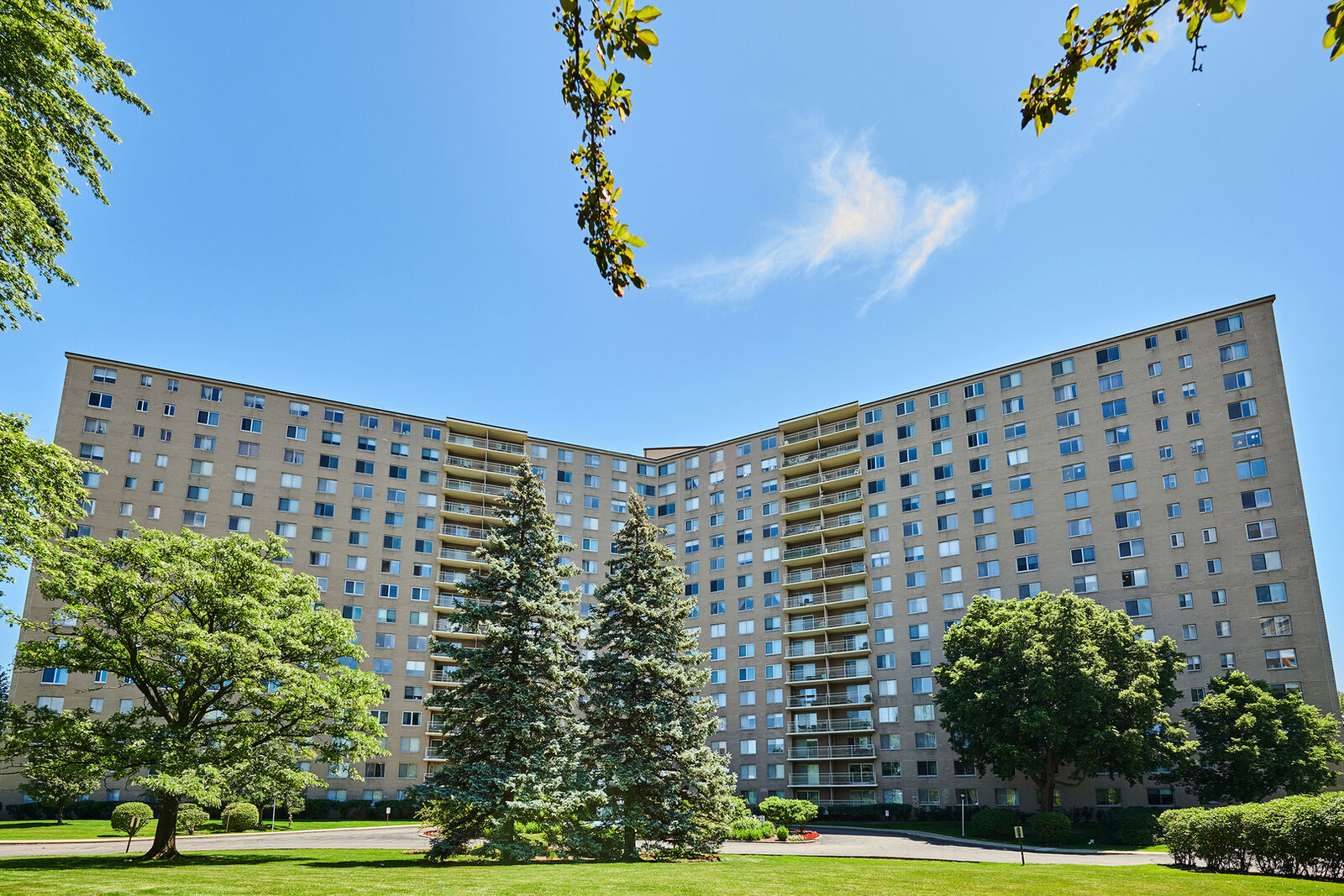 Property Photo: 7061 N Kedzie Avenue 913 IL 60645