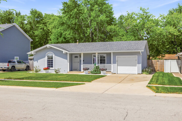 Property Photo: 1110 W Glenn Trail IL 60007