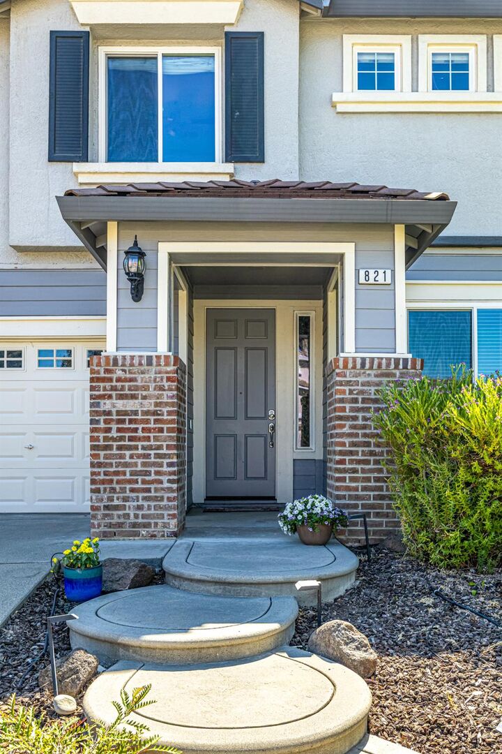 Property Photo:  821 Dunbar Court  CA 95648 