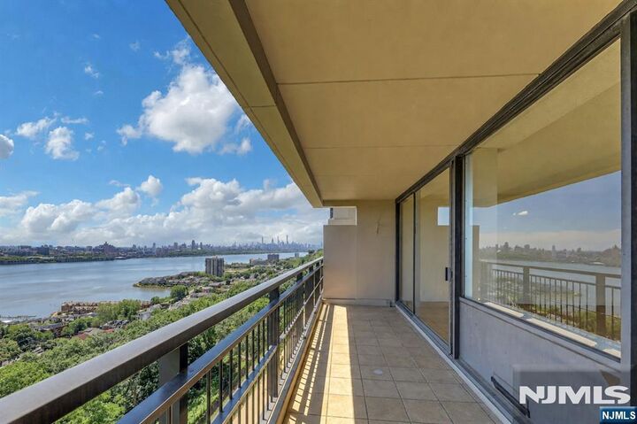 Property Photo: 4 Horizon 1022 NJ 07024