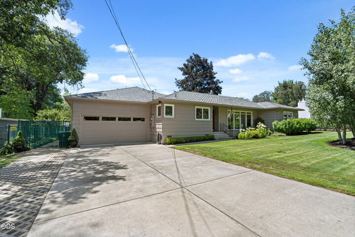 Property Photo:  134 White Oak Drive  OR 97504 