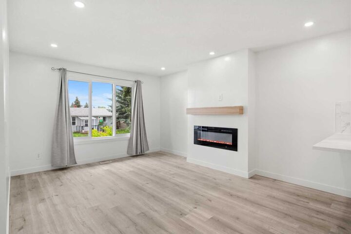 Property Photo: 424 Penbrooke Crescent SE AB T2A 3T7