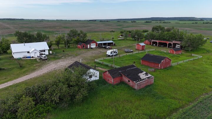 Property Photo:  824058 729 Highway  AB T0H 2A0 