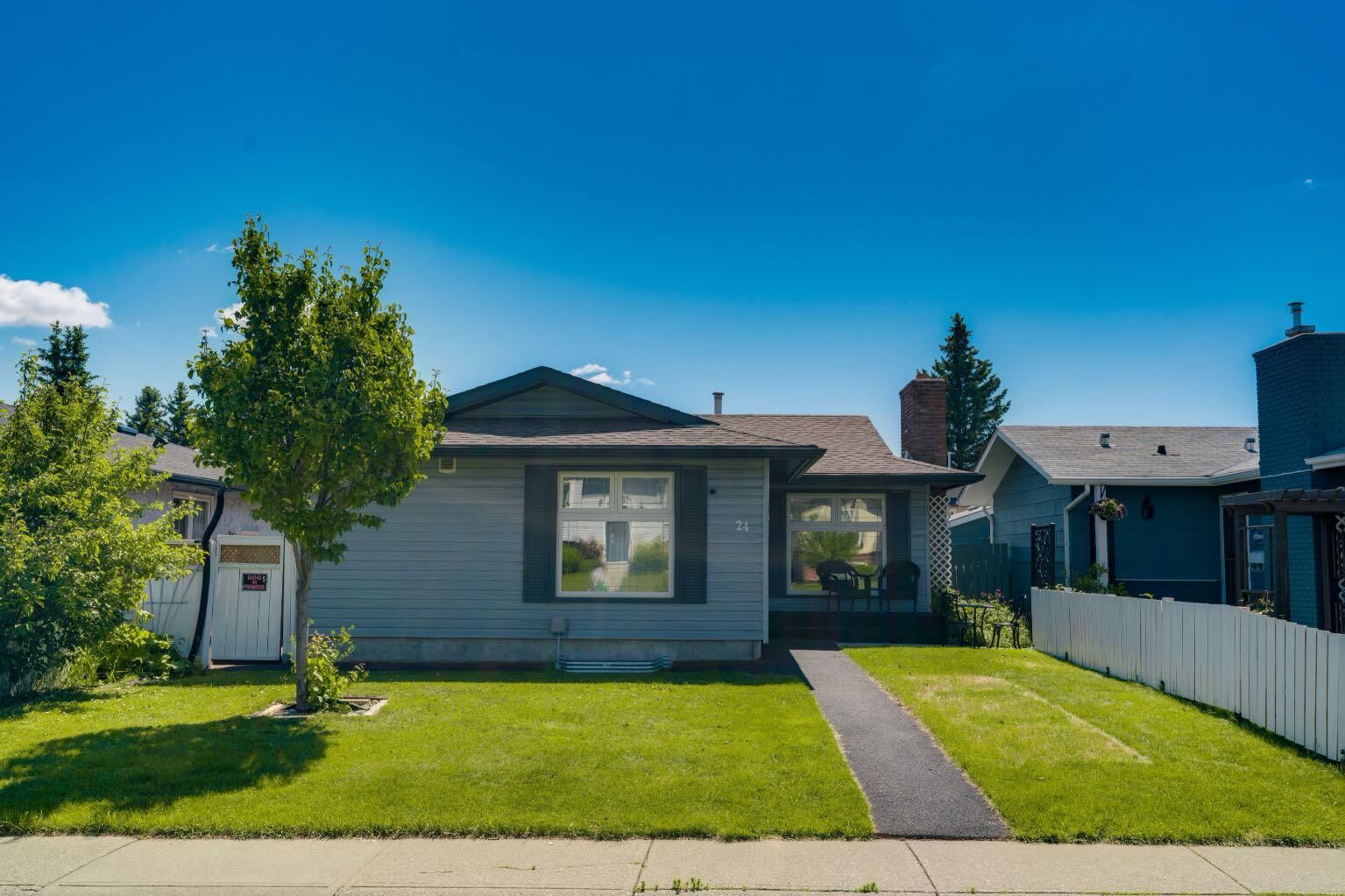 Property Photo: 24 Shawcliffe Road SW AB T2Y 1G2