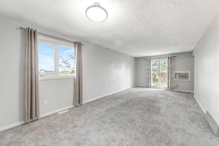 Property Photo:  5219 57 Street 8  AB T9V 0V4 