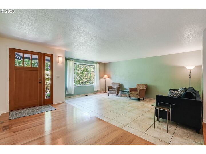 Property Photo:  1408 Greentree Cir  OR 97034 