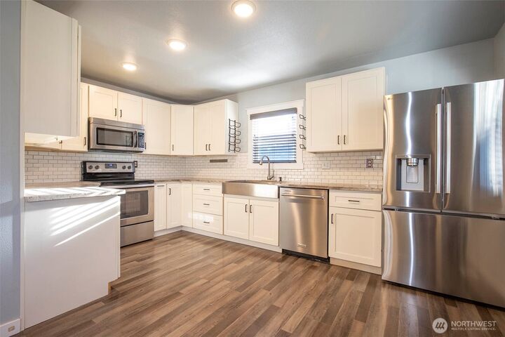 Property Photo:  1204  4th Avenue SE  WA 98372 