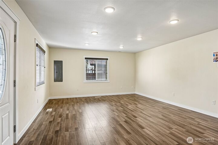 Property Photo:  1204  4th Avenue SE  WA 98372 