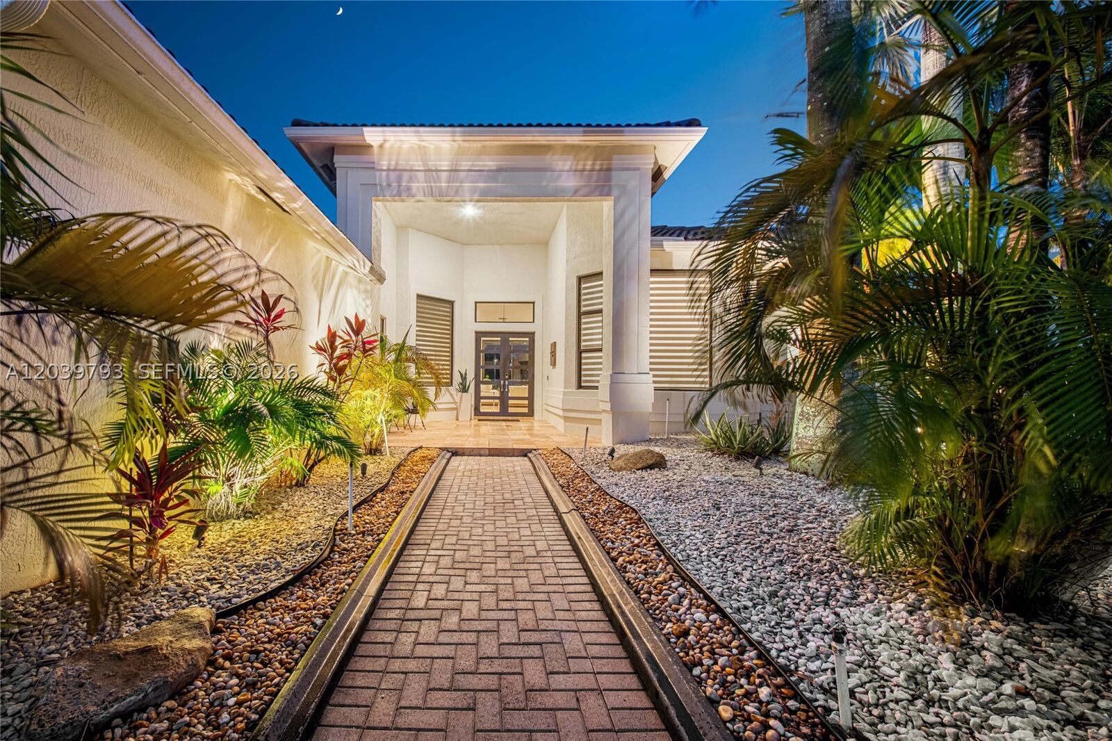 Property Photo: 935 Gulfstream Ct FL 33327