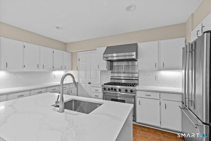 Property Photo:  20 Long Hill Farm  CT 06437 