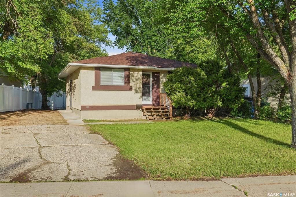 Property Photo:  166 Sangster Boulevard  SK S4R 6L5 