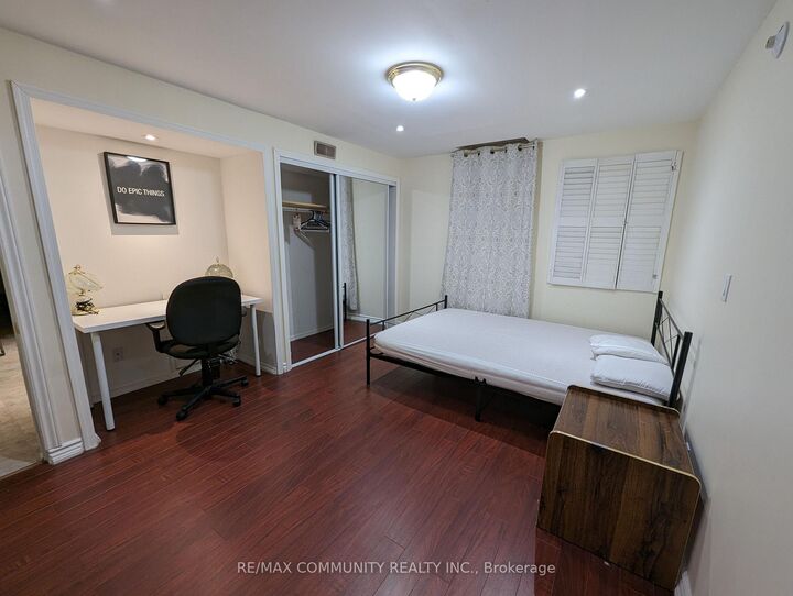 Property Photo:  18 Skipperhill Crescent  ON M1X 1W1 