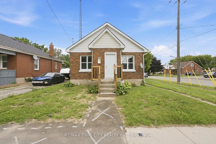 Property Photo:  249 Clarence Street  ON N3R 3T6 