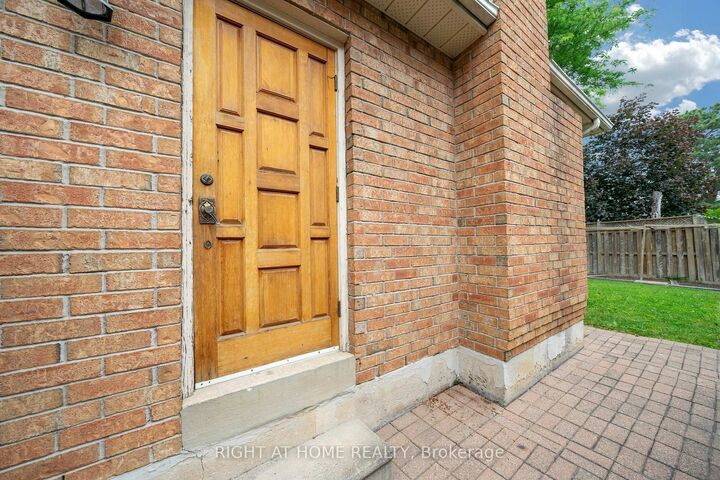 Property Photo: 2573 Oshkin Court ON L5N 3Z3